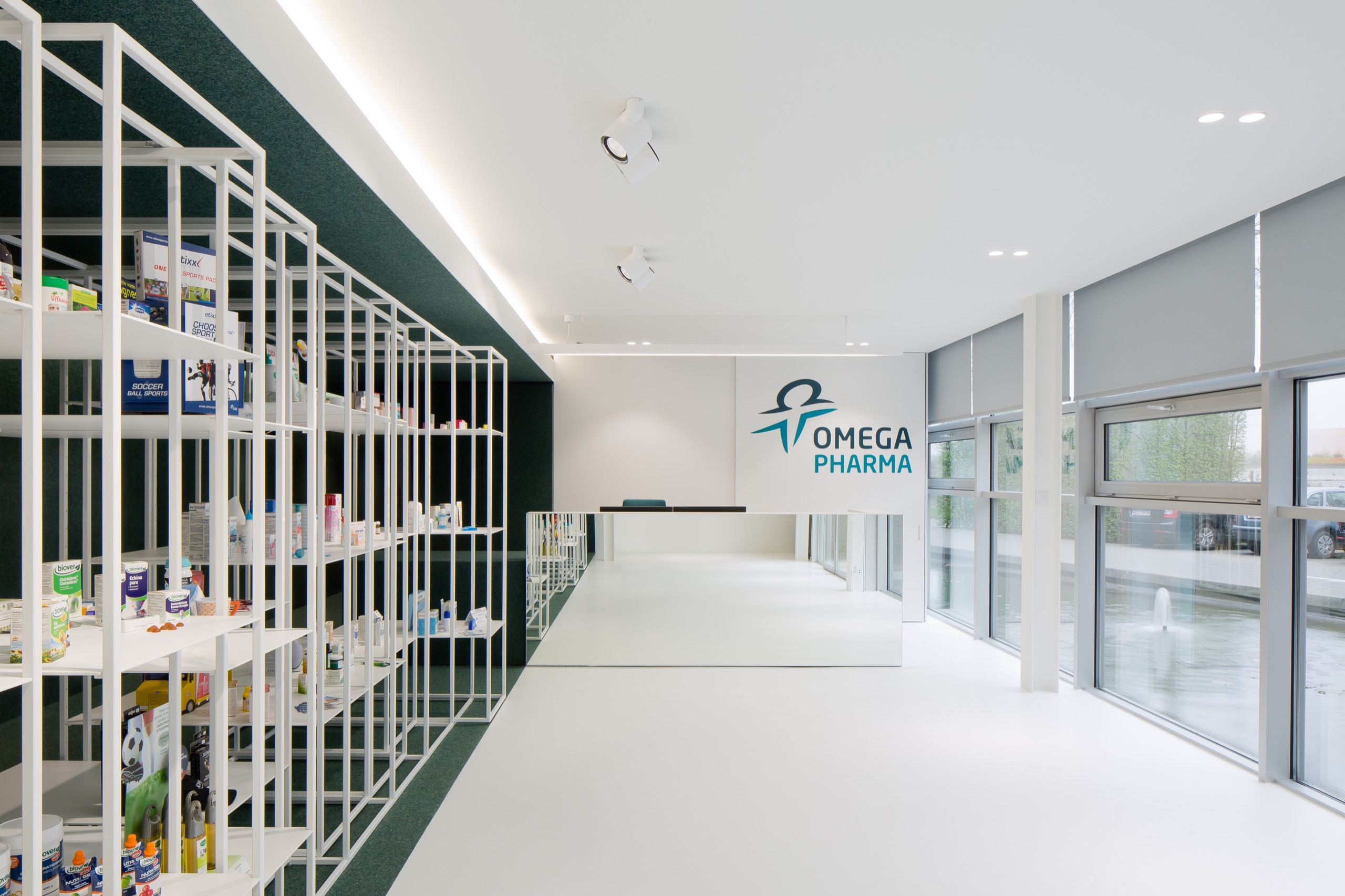 omega-pharma-5am-Overview balie + winkel