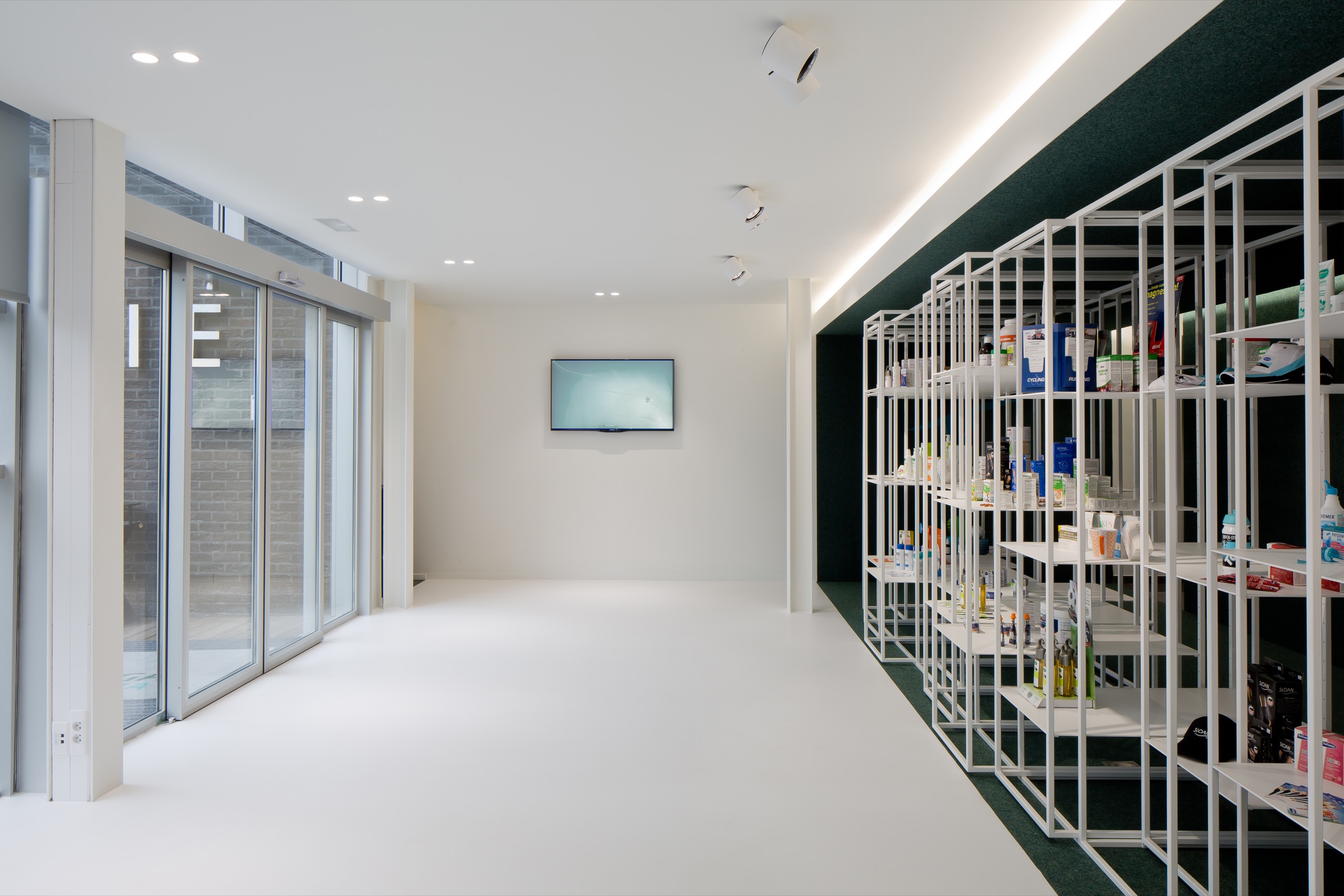 omega-pharma-5am-overview rekken met medicatie en beeldscherm