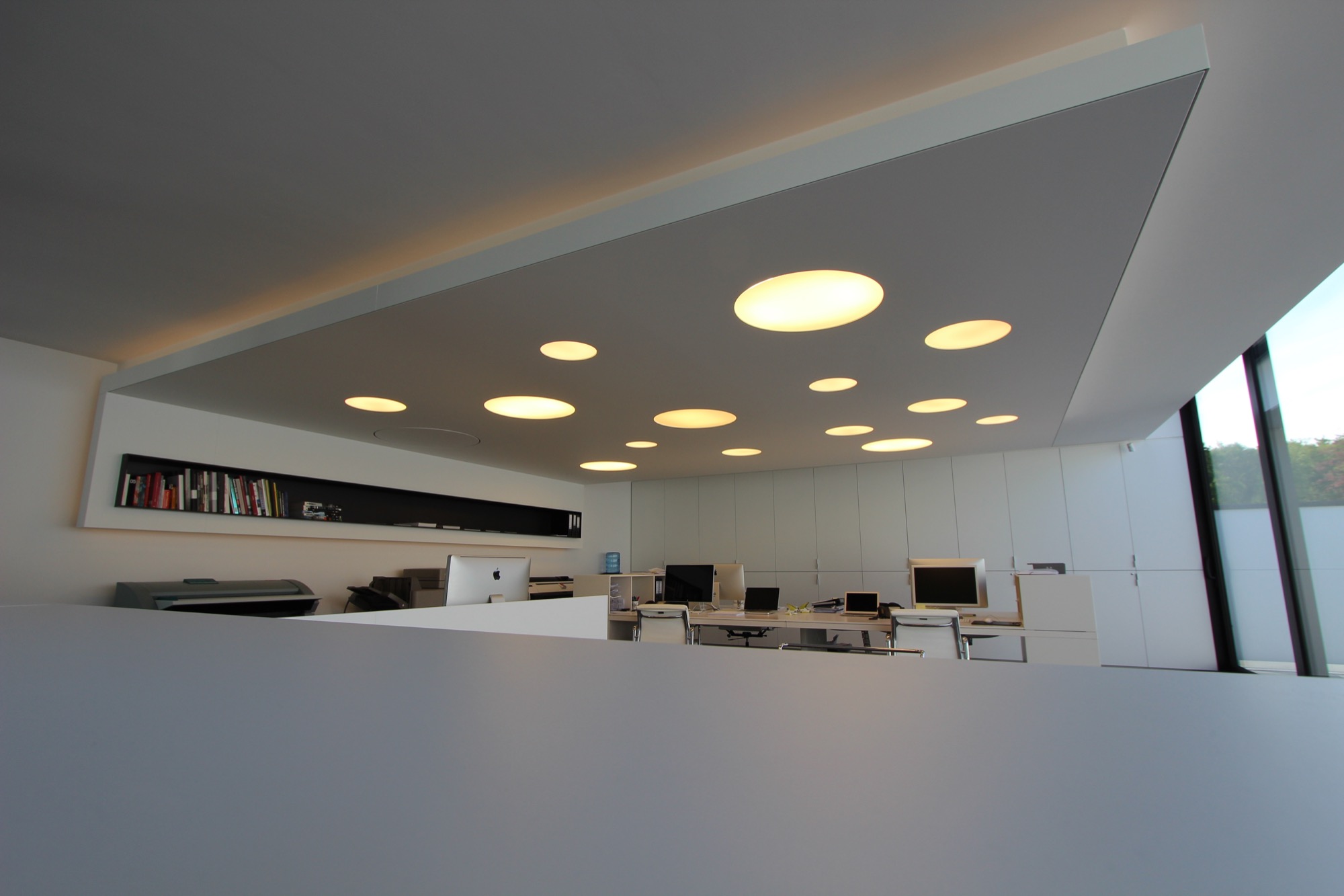 Speelse plafondelementen voor het kantoor van Sheci architecten