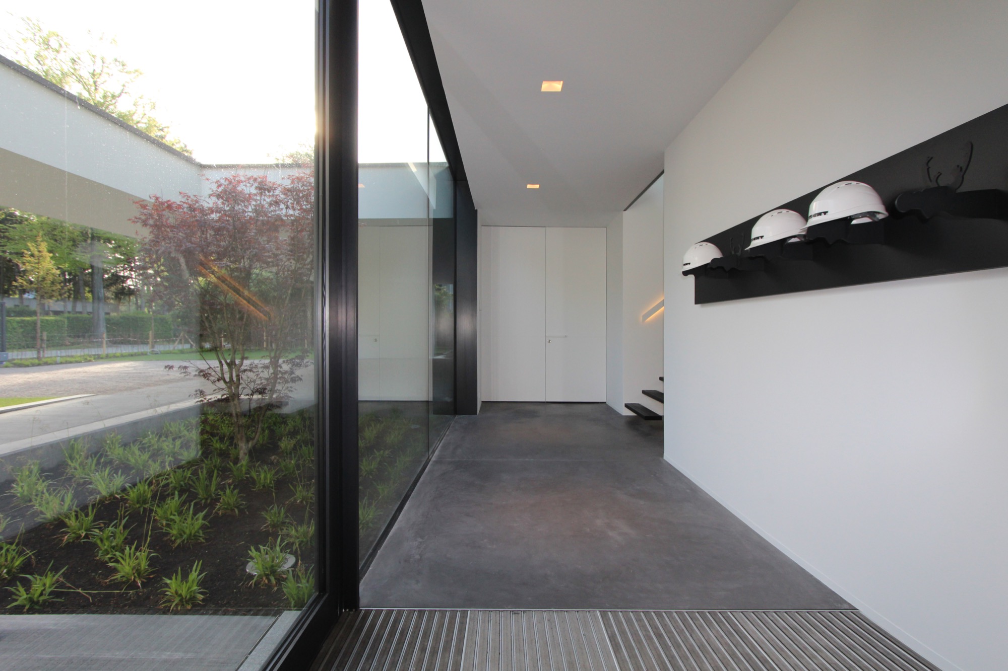 Een moderne en strakke hal met weids uitzicht voor Sheci Architecten