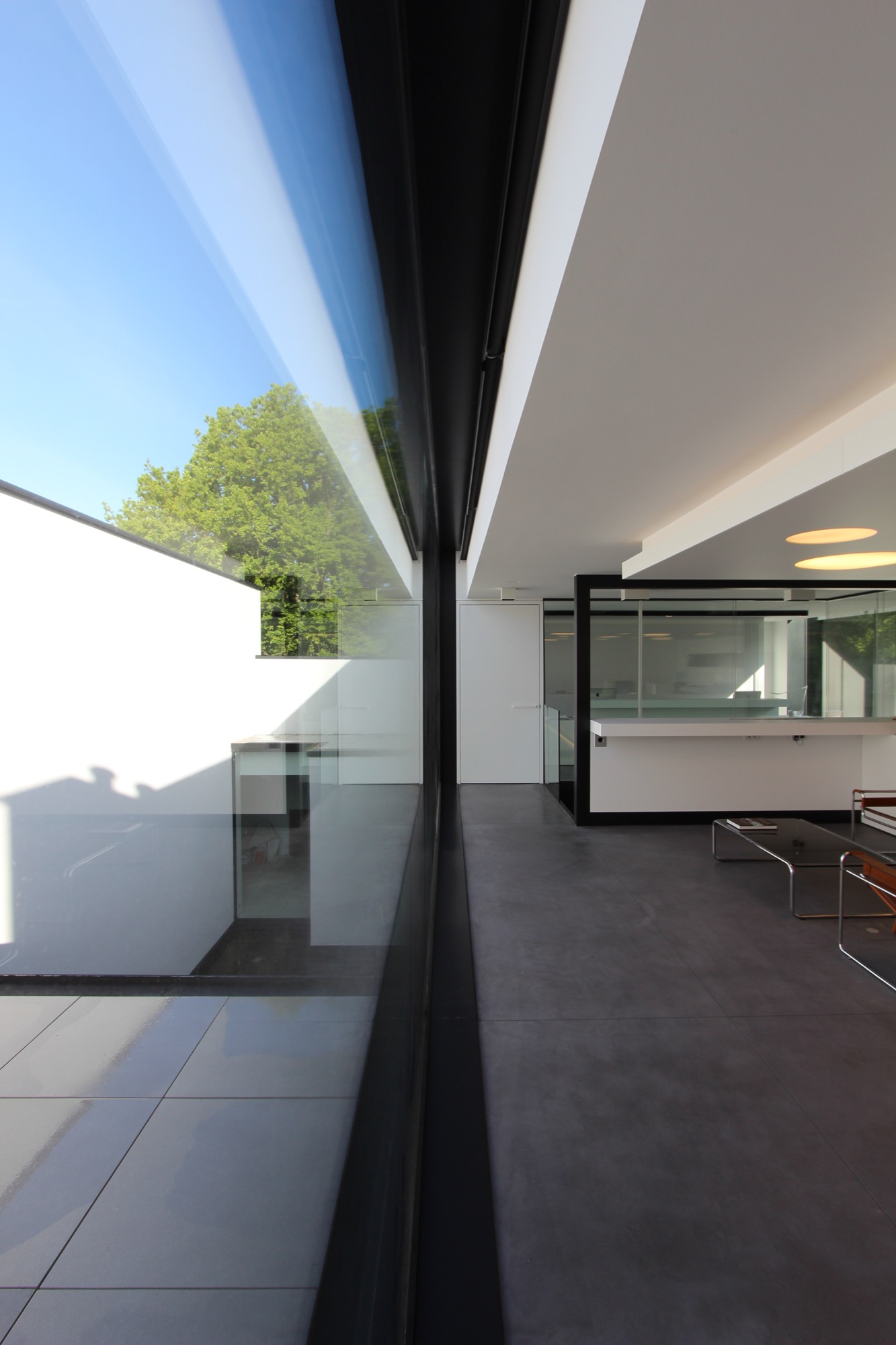 Strakke en moderne ruimte met weids zicht voor Sheci architecten