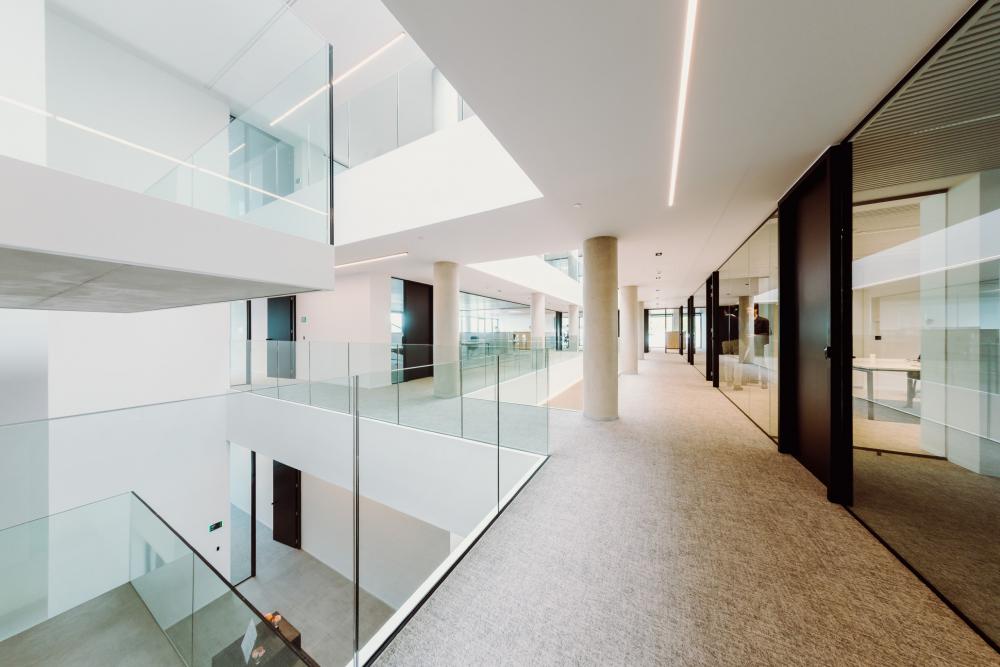 stow-spiere-helkijn-lichtrijke traphal kantoorgebouw met zicht op verschillende verdiepingen